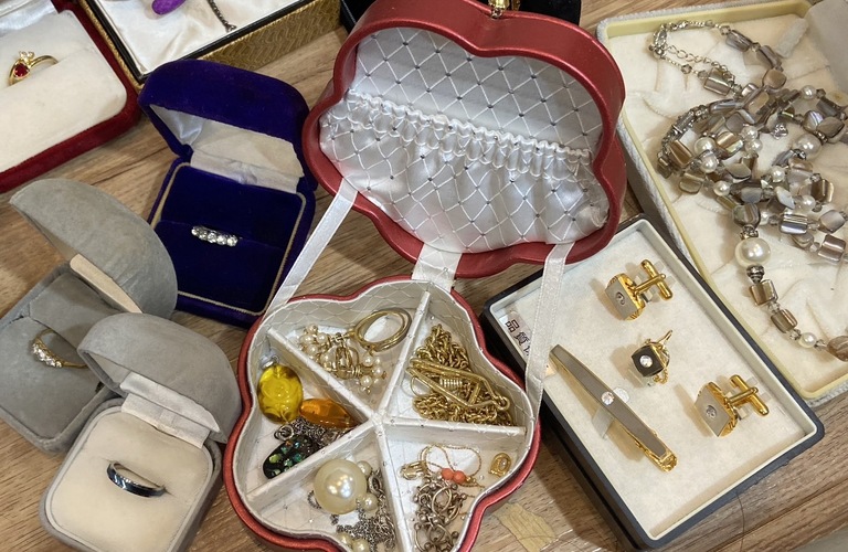 使わなくなったアクセサリーは、大分と別府で店舗展開する買取専門店はちふくで査定をしてみて下さい。
